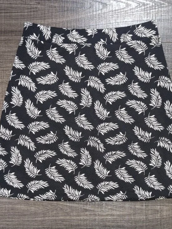 H&M Leaf Print Mini Skirt Womens Size XS Black White Skater A-line Tropical - Picture 2 of 8